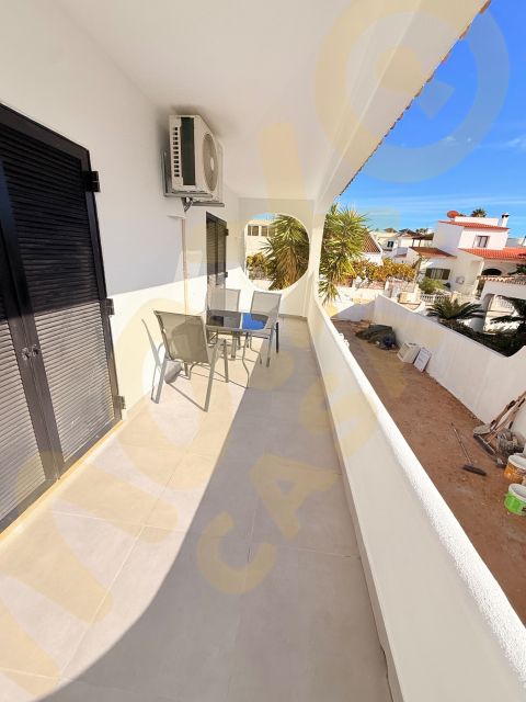 Pintura de moradia em Gambelas: do amarelo ao branco