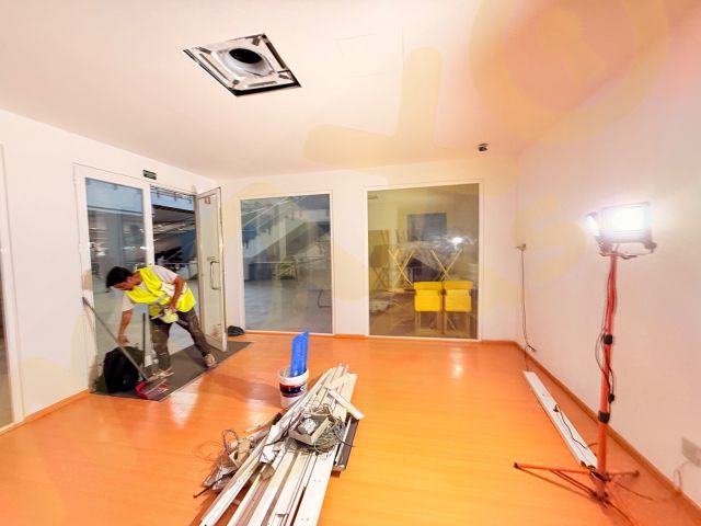 Instalação de tetos falsos, pintura e iluminação em espaço comercial